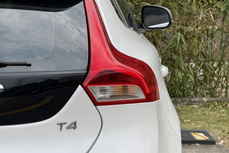 Used Volvo V40 2016 T4 Smart Luxury Edition