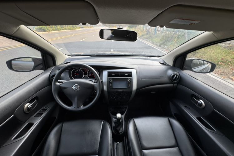 Used Nissan Livina 2013 1.6XE Manual Comfort Edition Interior 5