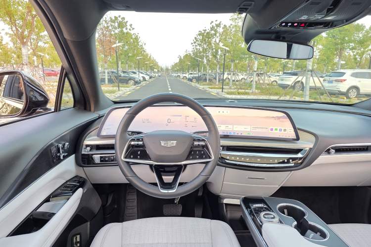 Used Cadillac LYRIQ 2024 Rear-Drive Standard Range Luxury Edition Steering Wheel