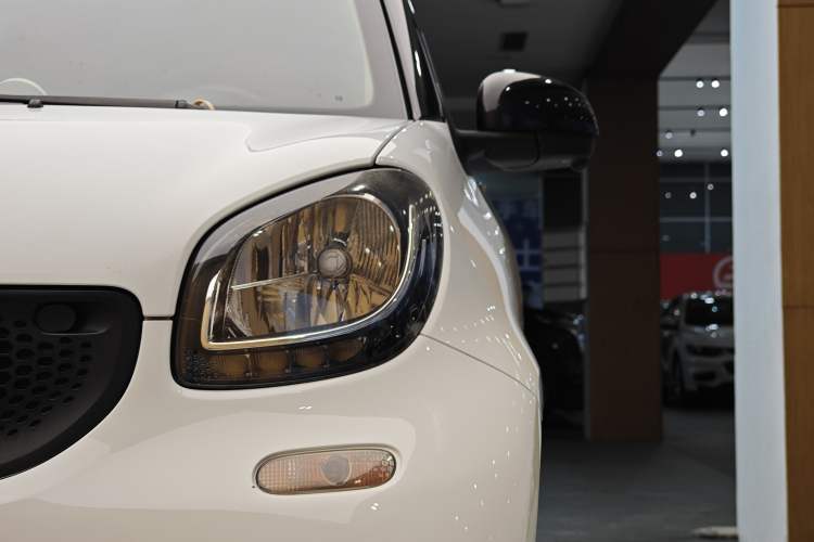 Used smart fortwo 2015 1.0L 52 kW hardtop Dynamic version