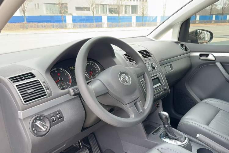 Used Volkswagen Touran 2015 1.4T DSG Comfort Edition 5 Seats Interior 3