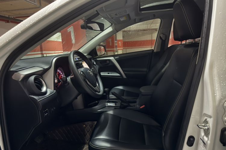 Used Toyota RAV4 2019 2.0L CVT Two-Wheel Drive Fashion X Limited Edition China V Standard Interior 4