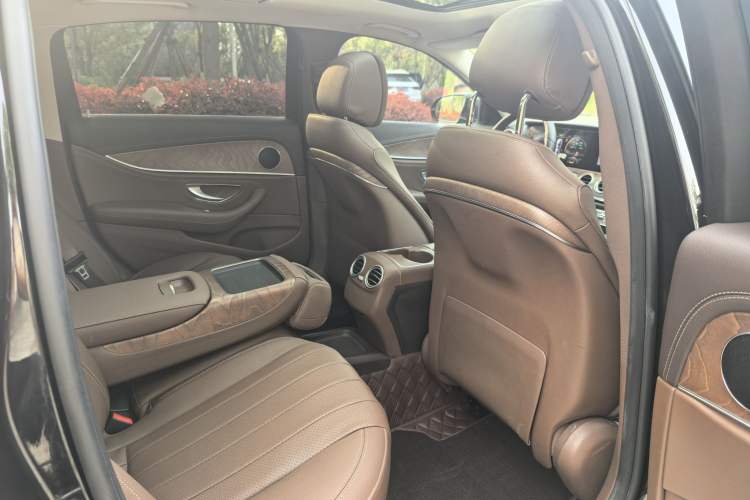 Used Mercedes-Benz E-Class 2019 E 260 L Interior 8