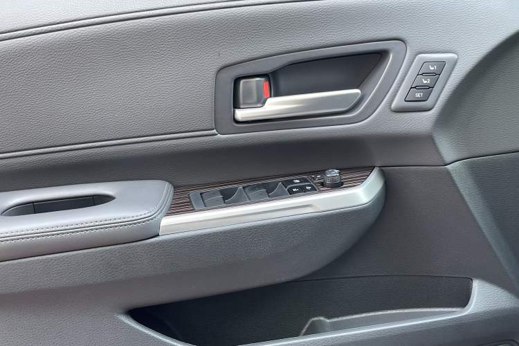 Used Toyota Granvia 2024 2.5L Hybrid Prestige PLUS Four-Wheel Drive Version
