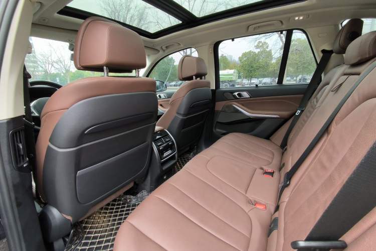 Used BMW X5 2021 xDrive40i Luxury Model with M Sport Package Interior 5