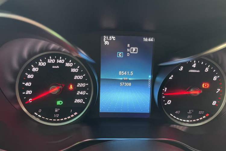 Used Mercedes-Benz C-Class 2019 C 180 L Fashion Edition Sport Version Odometer Close Up