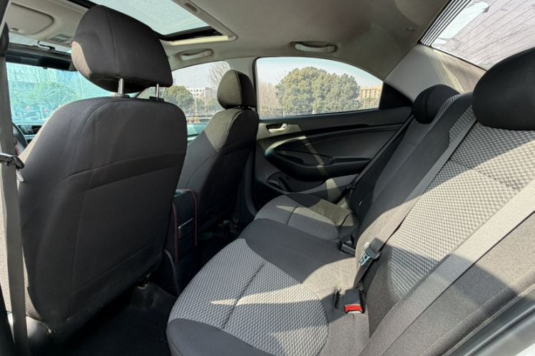 Used Hyundai Verna (older generation) 2017 1.4L Manual Colorful Skyroof Version China V Standard Interior 4