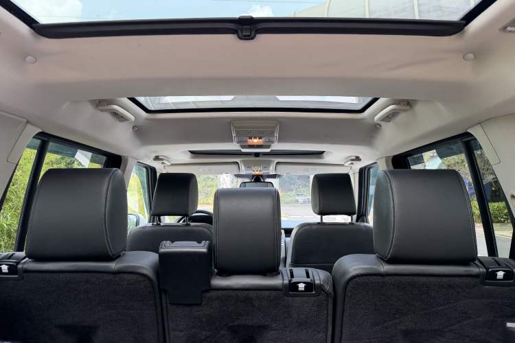 Used Land Rover Discovery 2014 3.0 SC V6 SE Interior 6