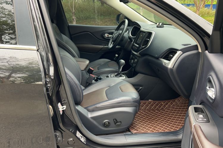 Used Jeep Cherokee 2020 2.0L Two-Wheel Drive Classic Sports Edition
