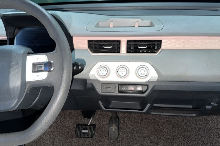 Used Chery QQ Ice Cream 2022 170km Sundae Phosphate Lithium-Ion Interior 1