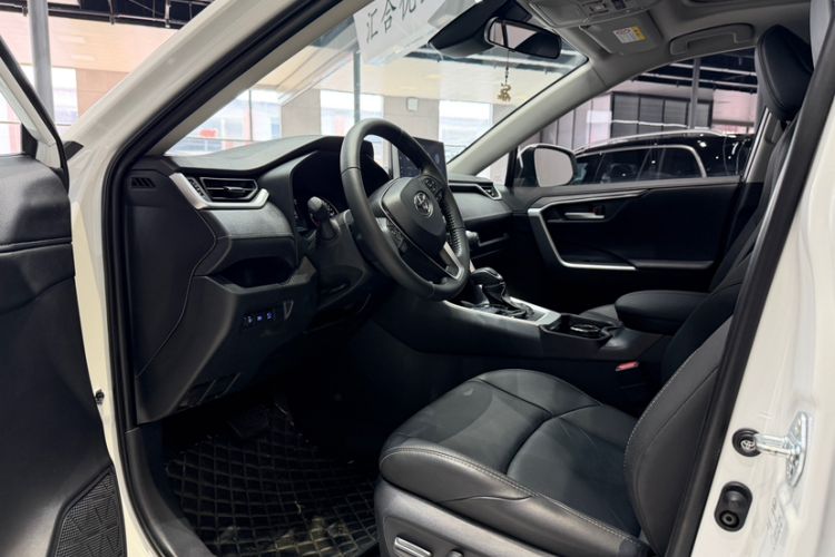 Used Toyota Wildlander 2022 2.0L CVT Two-Wheel Drive Luxury Edition Interior 2