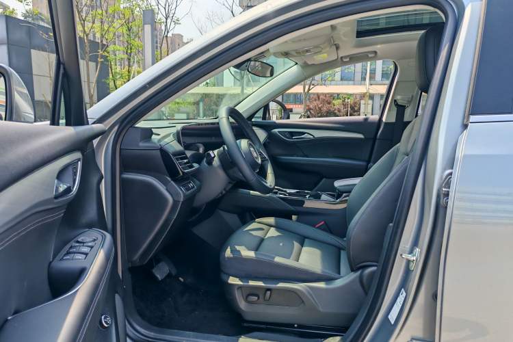 Used Buick Envision 2025 25T Entry-Grade Platinum Edition Interior 4