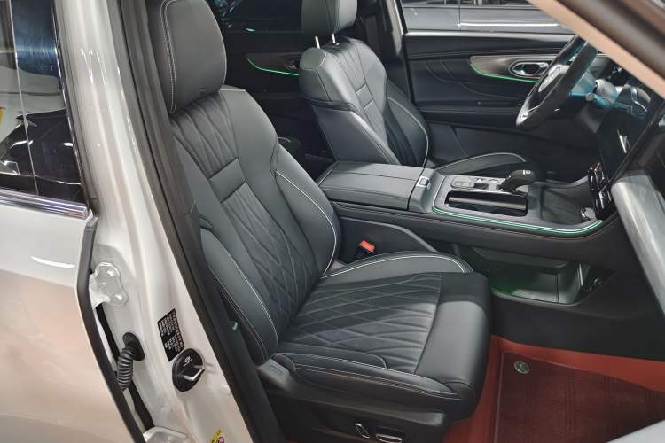 Used GAC Trumpchi GS8 2025 Linghang Series 2.0 TGDI Two-Wheel-Drive Luxury Edition 5 Seats Interior 6