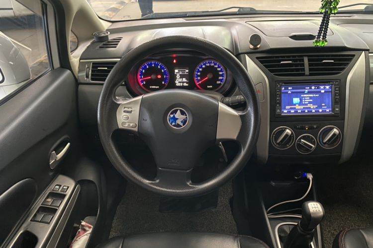 Used Venucia R50X 2015 1.6L Manual Luxury Edition Interior 2