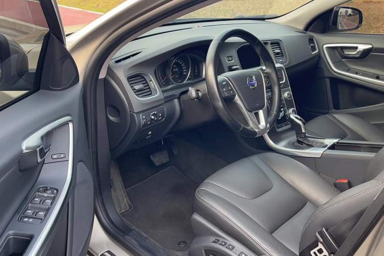 Used Volvo V60 2015 T5 Zhiyi Edition