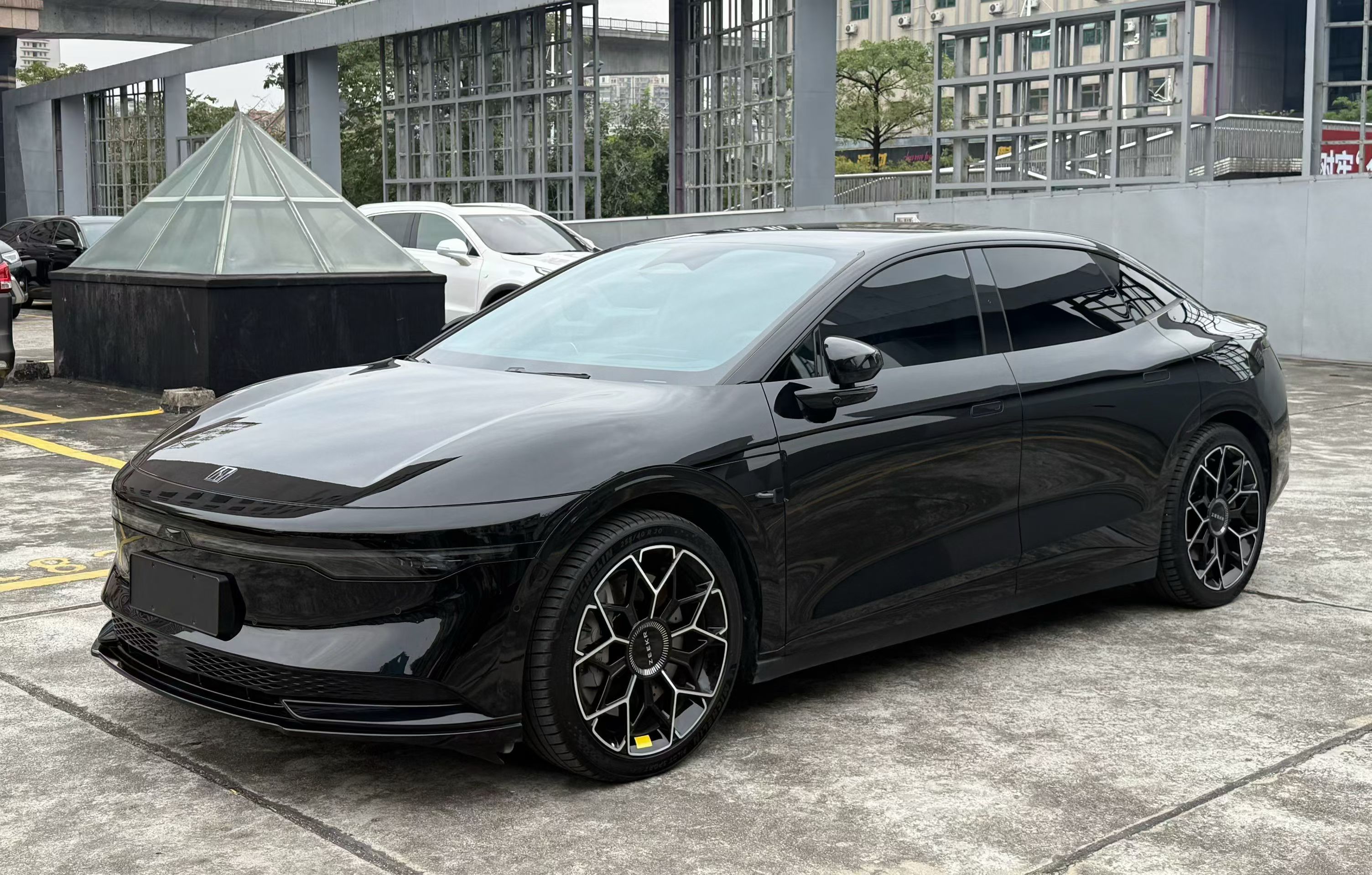 Под передней частью автомобиля