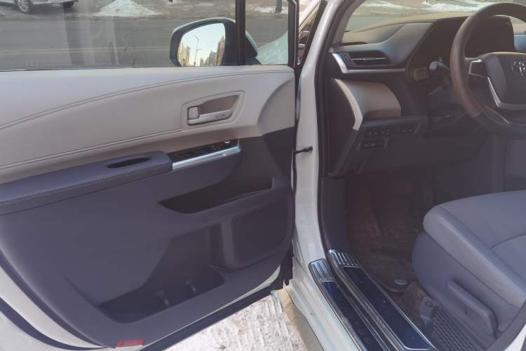 Used Toyota Granvia 2023 2.5L Hybrid Comfort Edition