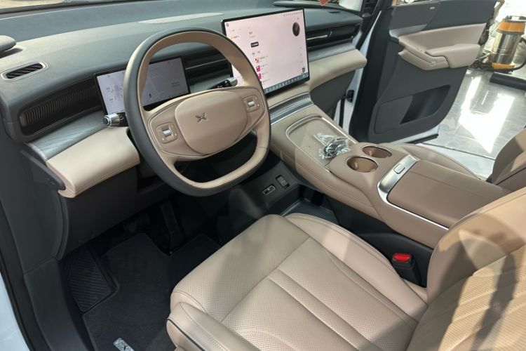 Used XPeng X9 2025 740 Ultra-Long Range Max Interior 2