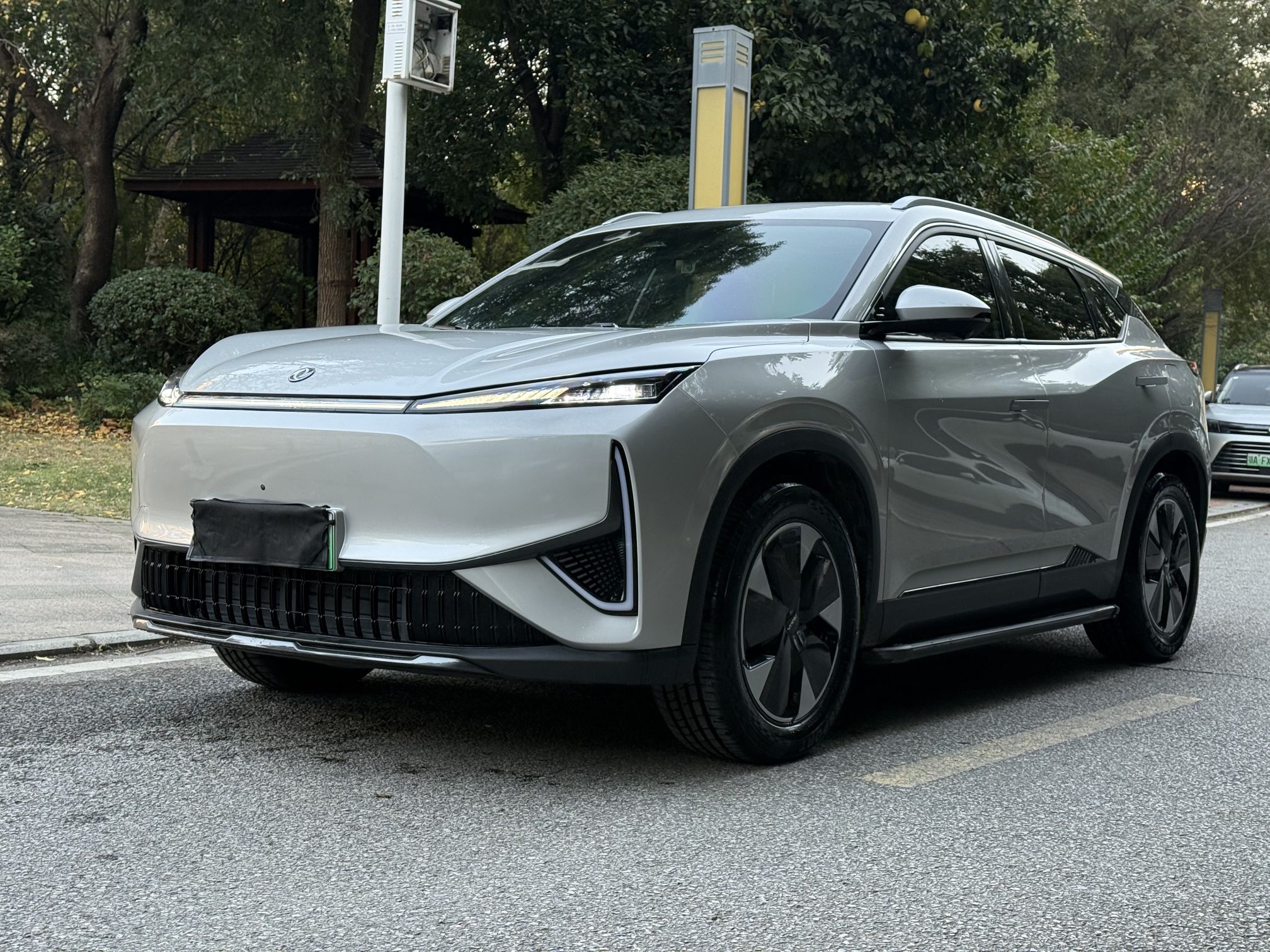 Под передней частью автомобиля