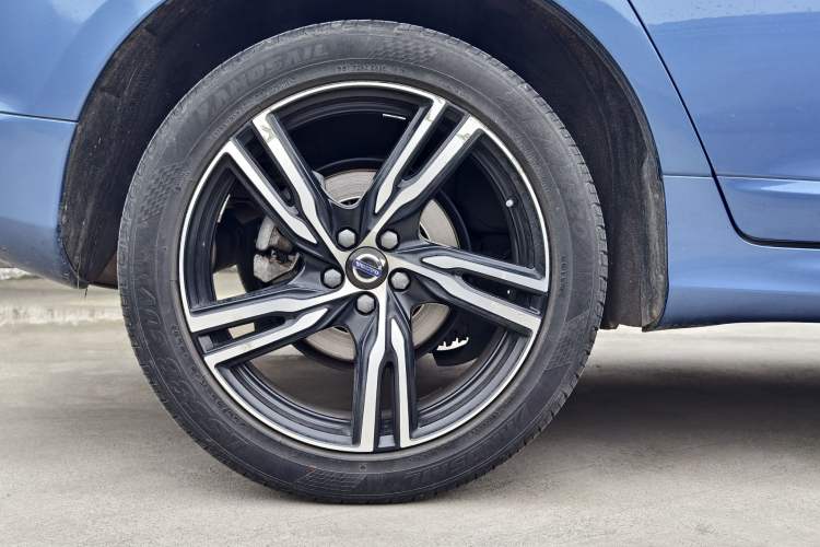 Used Volvo XC60 2017 T5 AWD Personalized Sport Upgrade Edition