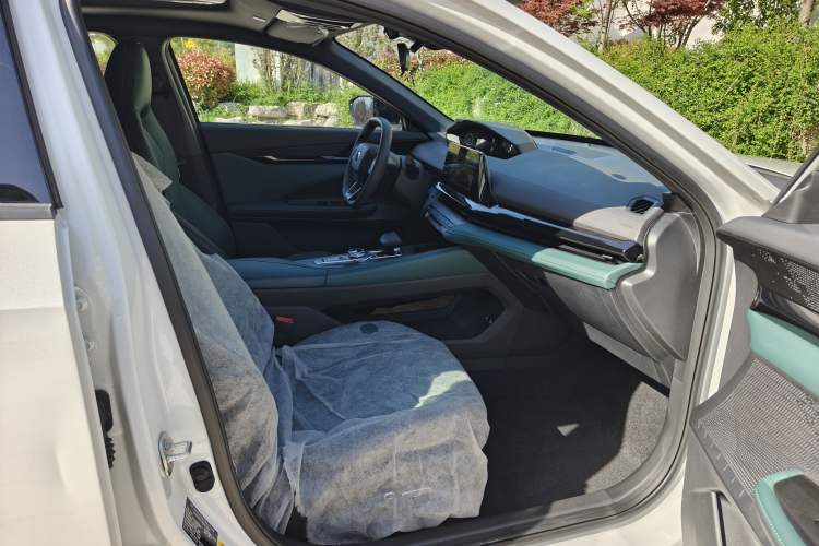 Used CHANGAN UNI-V iDD 2024 Blue Whale Smart Electric iDD 136km ZhiKu Model
