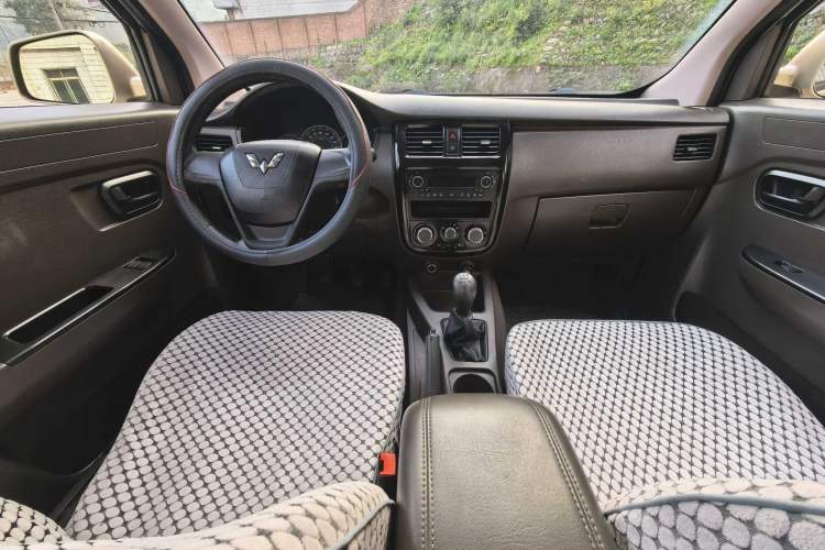 Used Wuling Rongguang V 2016 1.2L Standard Version
