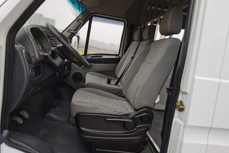 Used Iveco Power Daily 2017 2.5T Classic A32 Mid-Roof 6-7 Seater Bus 47Z5