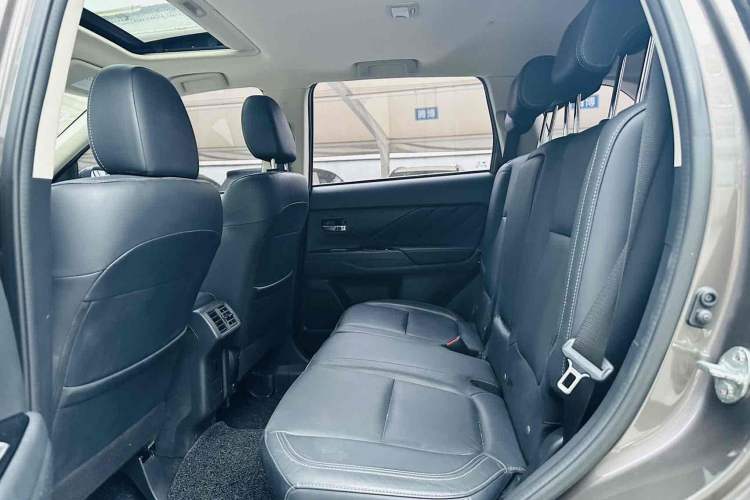 Used Mitsubishi Outlander 2019 2.0L Two-Wheel Drive Comfort Edition 5 Seats China V Standard Interior 3
