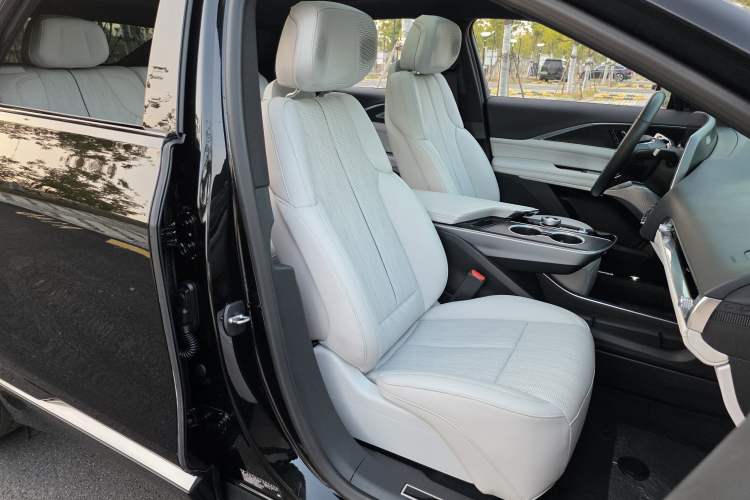 Used Cadillac LYRIQ 2024 Rear-Drive Standard Range Luxury Edition Right Front Seat