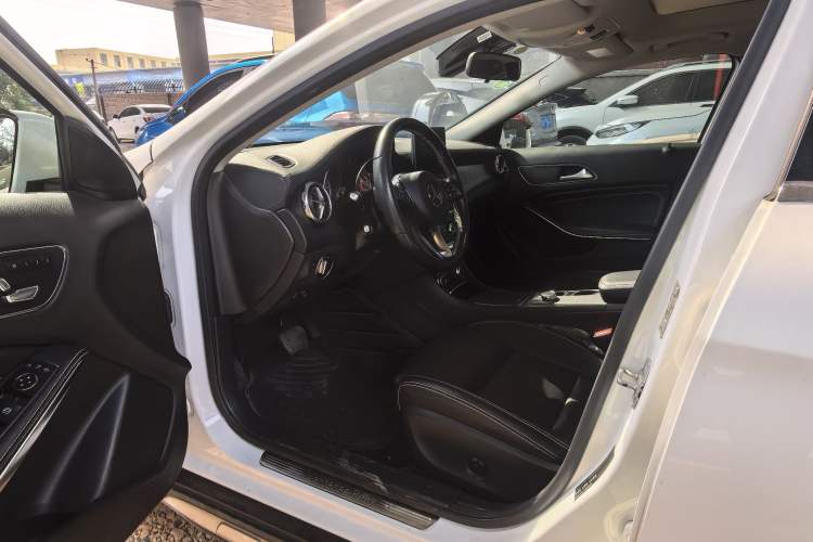 Used Mercedes-Benz GLA 2017 GLA 220 4MATIC Fashion Model Interior 7