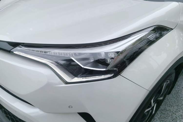 Used Toyota C-HR 2018 2.0L Luxury Sunroof Version China V Emission Standard
