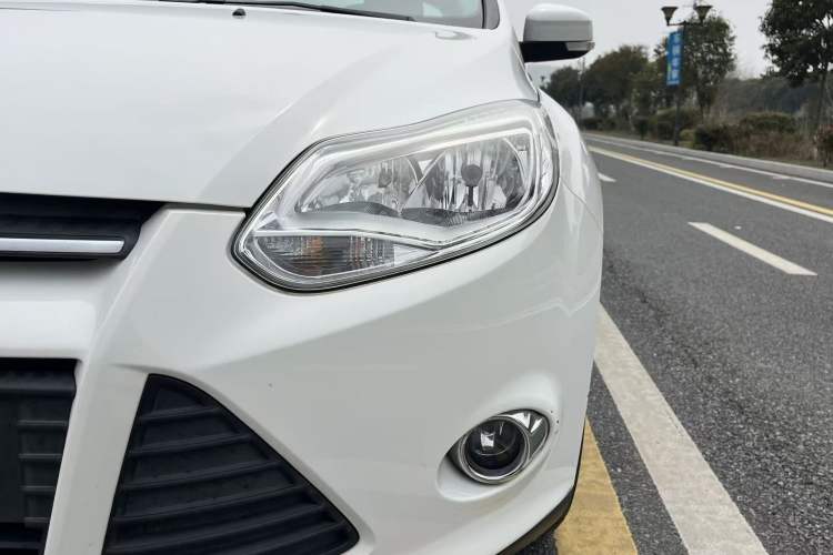 Used Ford Focus 2012 Sedan 1.6L Manual Fashion Edition
