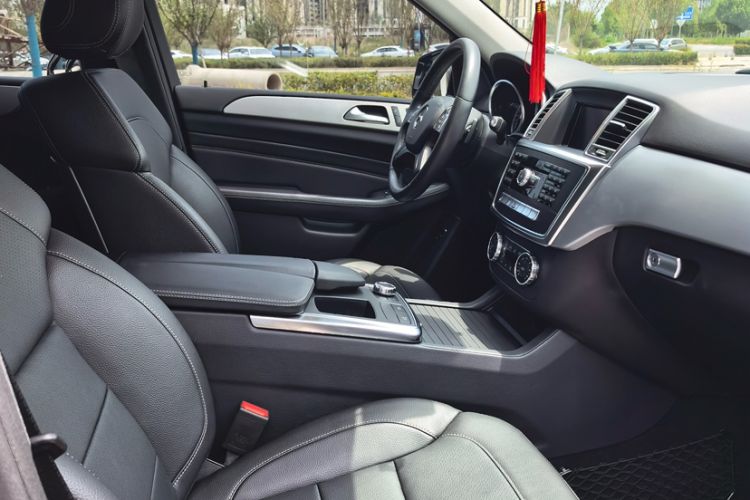 Used Mercedes-Benz M-Class 2014 ML 320 4MATIC Interior 10