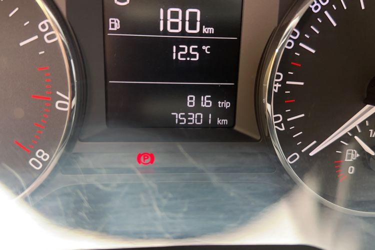 Used Skoda Octavia 2015 1.6L Automatic Yijie Edition Odometer Close Up