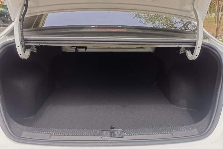 Used Roewe i5 2020 1.5L Manual 4G Connect Leehao Flagship Edition Trunk