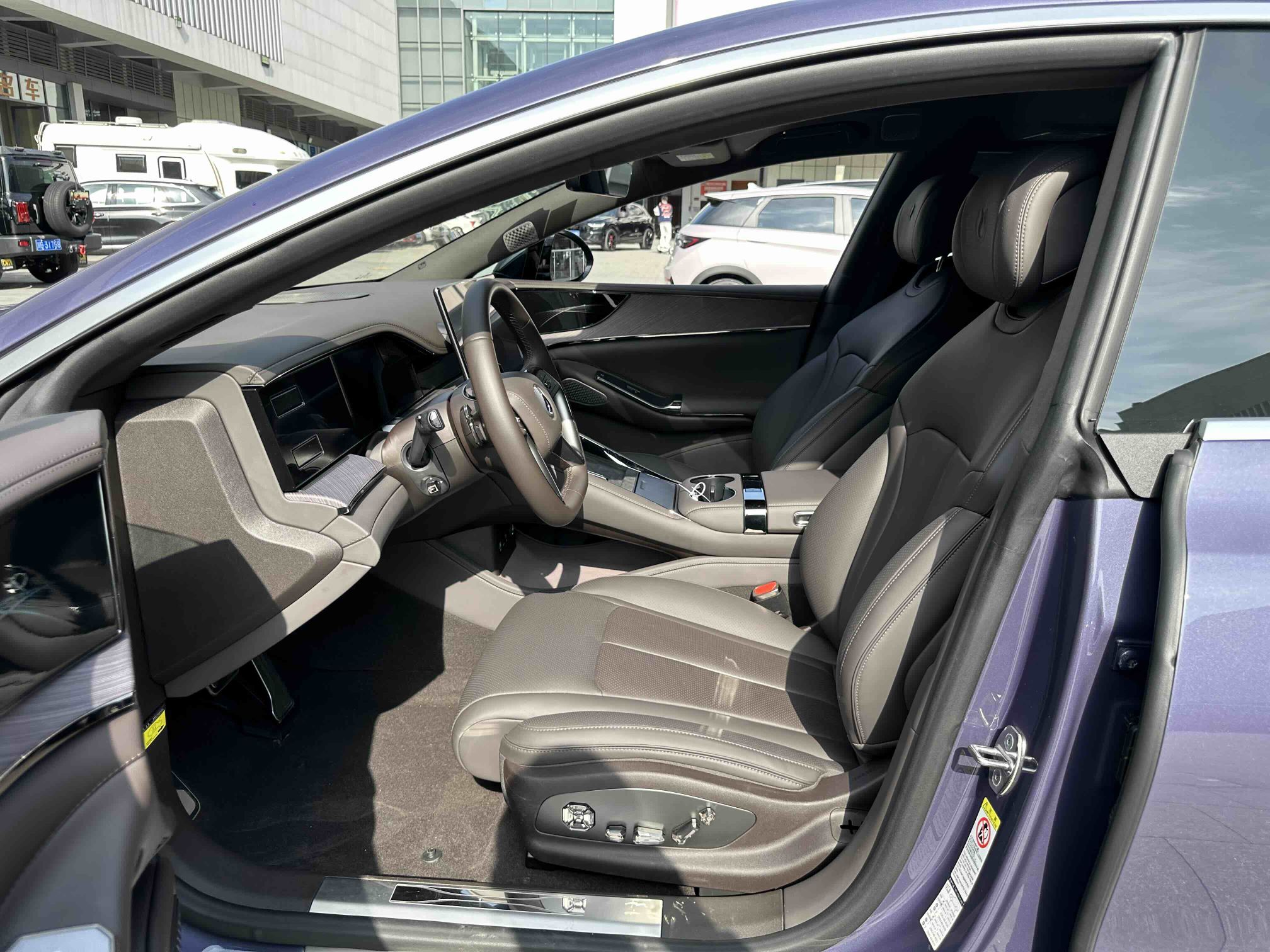 Переднее сиденье в автомобиле