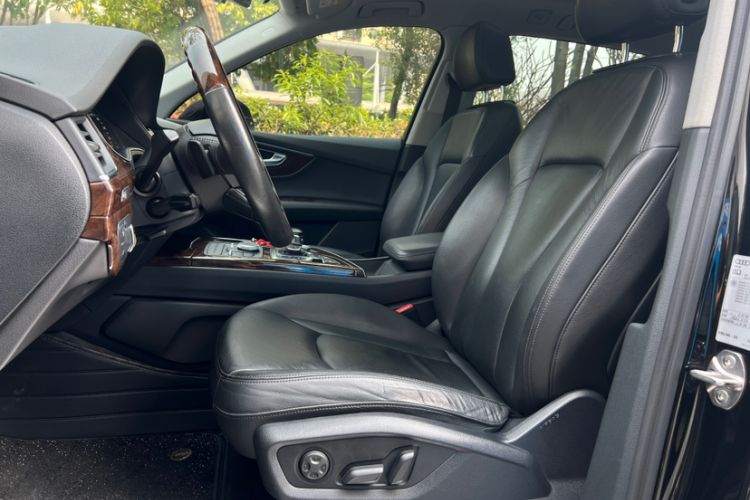 Used Audi Q7  Interior 5