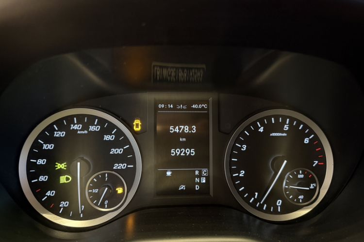 Used Mercedes-Benz Vito 2021 2.0T Business Version 7 Seats Odometer Close Up