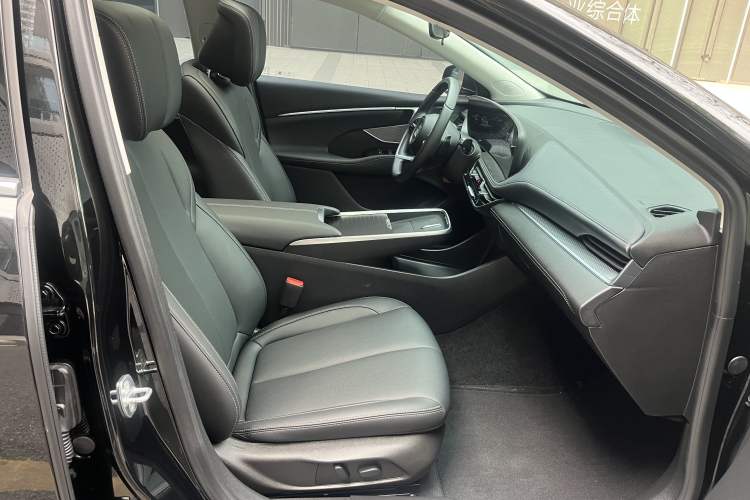 Used Buick LaCrosse 2023 Restyled 25T Cross-Country Edition Right Front Seat