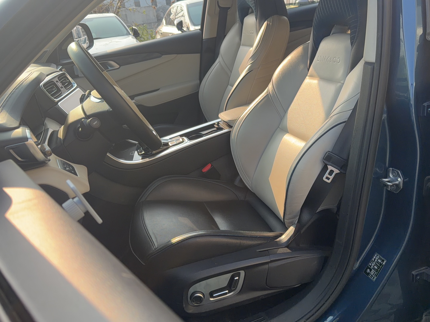 Переднее сиденье в автомобиле