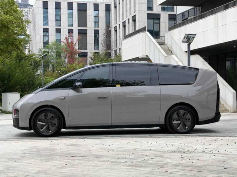 Used Li Auto MEGA 2025 Home Family Special Edition — 34