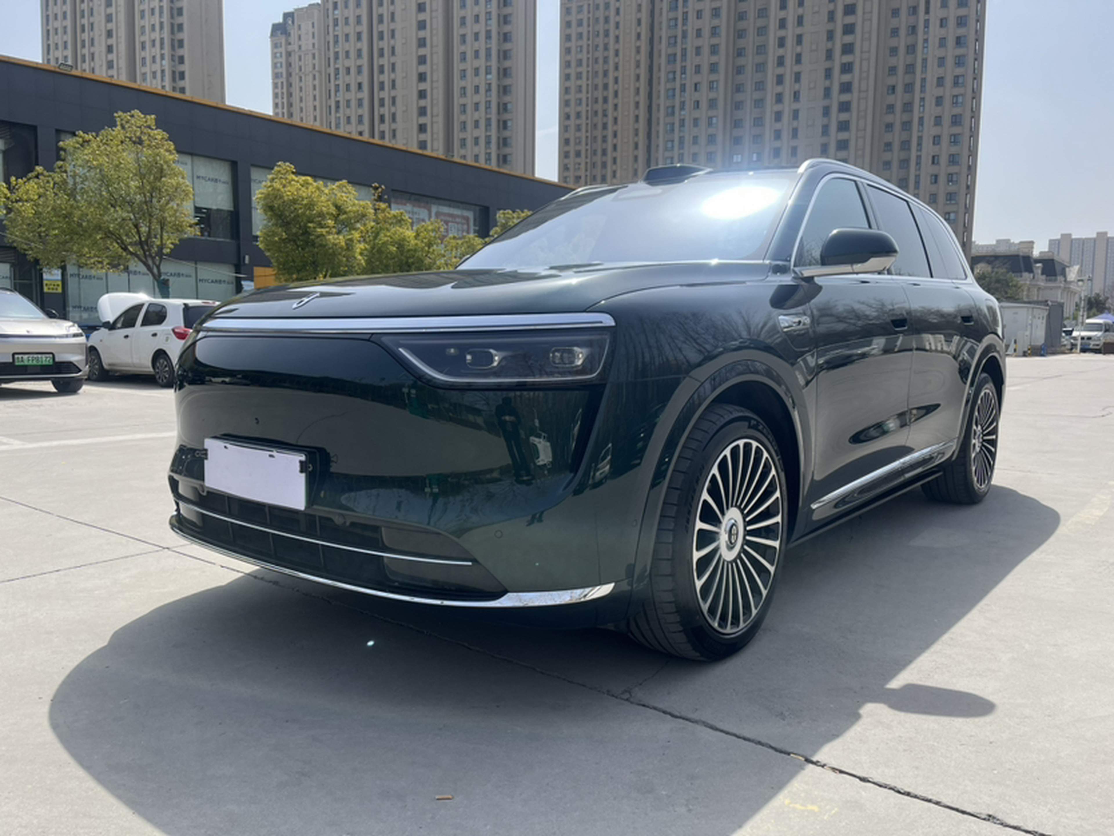 Под передней частью автомобиля