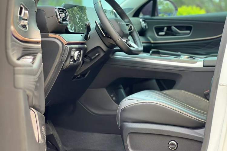 Used Chery Tiggo 9 2023 2.0T Dual-Clutch Two-Wheel Drive Luxury Edition 5 Seats Interior 3