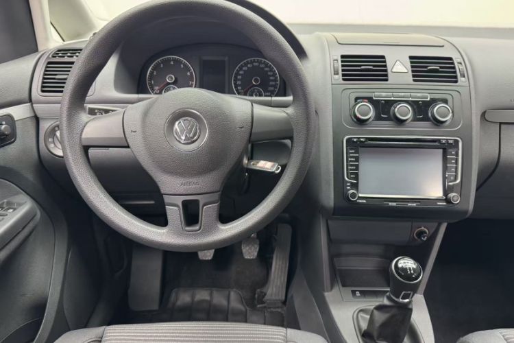 Used Volkswagen Touran 2015 1.4T Manual Fashion Edition 5-Seater Interior 9