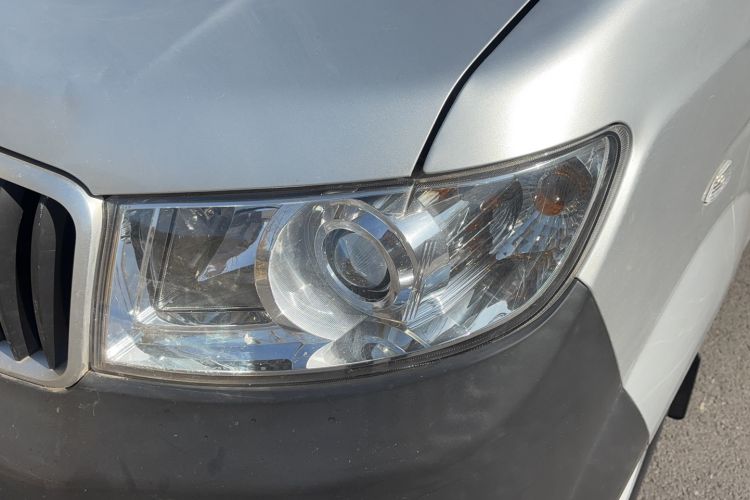 Used Jinbei Hiace X30 2023 1.5L Super-Comfortable Passenger Van 5/6/7-Seater Non-Air-Conditioned Version Model SWC15M