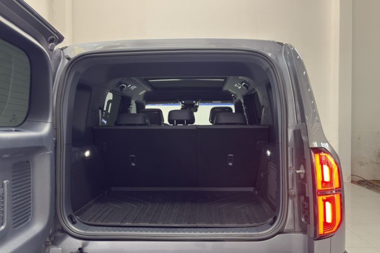 Used Formula Leopard 5 2023 Navigator Edition Trunk