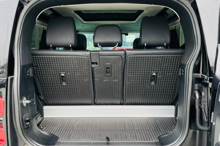 Used Land Rover Defender 2023 Facelift 90 3.0T P400 XS Interior 10
