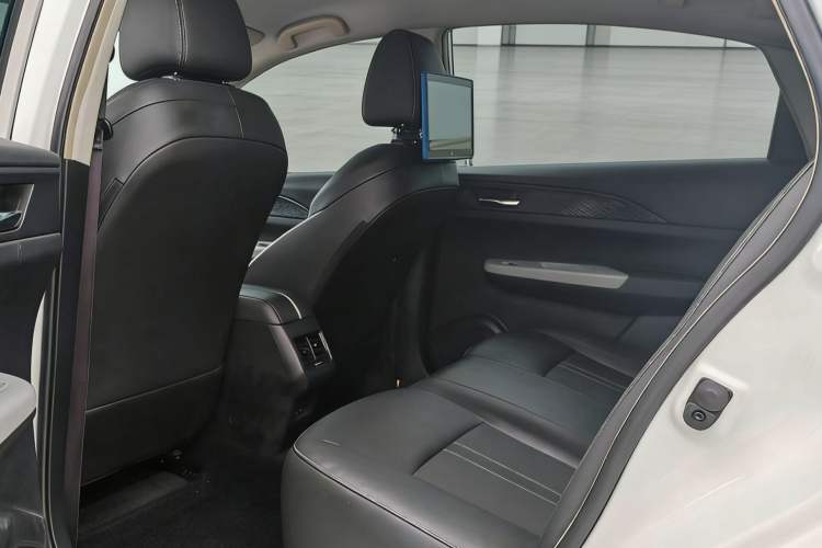 Used Dongfeng Aeolus E70 2023 500 Smart Edition Lithium Iron Phosphate 48.6 kWh 120 kW
