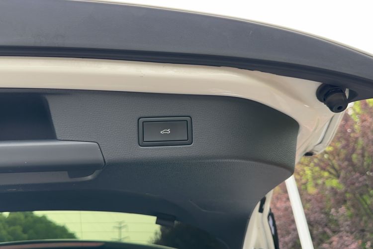 Used Volkswagen ID.4 CROZZ 2022 Long-Range PURE+ Edition Interior 5