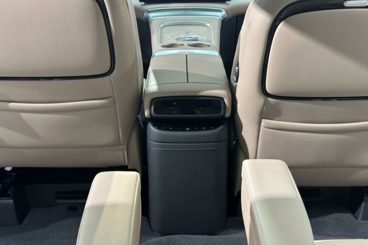 Used XPeng X9 2025 740 Ultra-Long Range Max Interior 11